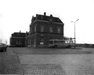 150290 Gezicht op het N.S-station Enkhuizen te Enkhuizen, met een autobus van de N.Z.H.