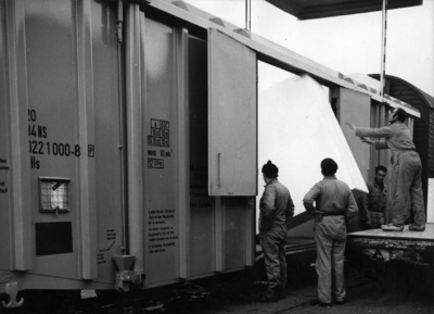 154133 Afbeelding van een perswagen van de N.S. voor het vervoer van schuimrubber te Kesteren tijdens het beladen.