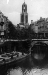 66980 Gezicht op de Oudegracht te Utrecht met de Bakkerbrug en op de achtergrond de Domtoren.