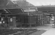 158074 Gezicht op een gedeelte van het tijdens de oorlog zwaar beschadigde N.S.-station Kesteren te Kesteren.