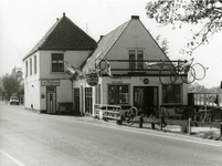 92102 Gezicht op de linker- en voorgevel van het café-petit restaurant De Punt (Rijksstraatweg 12-14) te Baambrugge ...