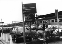 154558 Gezicht op de P+R-parkeerplaats bij het N.S.-station Nijmegen te Nijmegen met op de voorgrond een bord met de ...