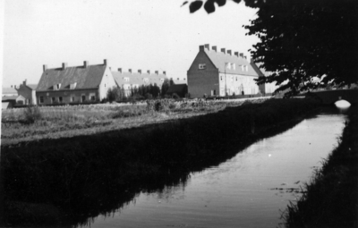 25528 Gezicht op de wijk Nieuwpoort te IJsselstein, uit het zuiden, met links enkele huizen aan de Mr. Abbink ...