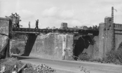 158021 Gezicht op het tijdens de oorlog vernielde spoorviaduct over de Utrechtseweg tussen Arnhem en Oosterbeek.