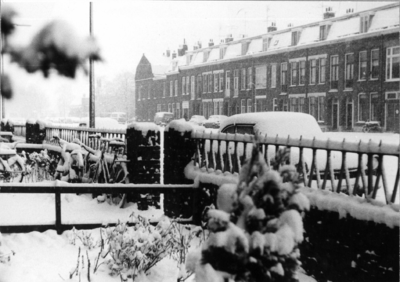 86597 Gezicht op de besneeuwde Zaagmolenkade te Utrecht vanuit de tuin van een huis aan de Willem Arntszkade.