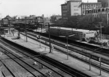 156290 Gezicht op de perrons van het N.S.-station Arnhem te Arnhem met rechts het in aanbouw zijnde kantoor van de ...