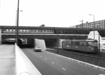 150635 Gezicht op de tunnel en de trambaan in de Spinozaweg onder het N.S.-station Rotterdam Lombardijen te Rotterdam. ...