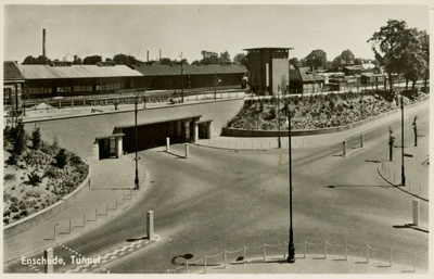 162765 Gezicht op de Prinsessetunnel bij het N.S.-station Enschede te Enschede, met rechts het seinhuis.