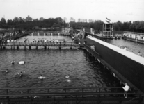 78302 Gezicht op het zwembad van de N.V. Utrechtsche Open Zwem- en Badinrichting aan den Kromme Rijn ( Zwembad Timp , ...