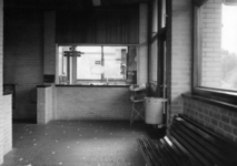 152401 Interieur van het N.S.-station Chevremont te Chevremont: hal.