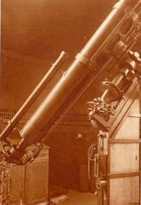 79503 Interieur van de Sterrenwacht op het bolwerk Zonnenburg te Utrecht: de grote Steinheilkijker in de zuidertoren.