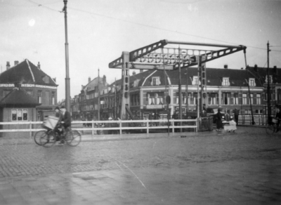 83950 Gezicht op de Dambrug over de Leidsche Rijn te Utrecht, uit het zuiden. Op de achtergrond de bebouwing aan de ...