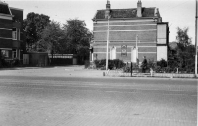 24773 Gezicht op de zijgevel van het huis Willem Barentszstraat 1 te Utrecht, uit het zuiden. Op de voorgrond de Biltstraat.