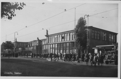 122070 Gezicht op het Centraal Station (Stationsplein) te Utrecht.