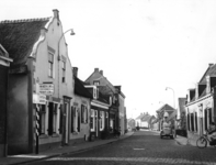 88255 Gezicht in de Dorpsstraat te Vleuten (gemeente Vleuten-De Meern) vanuit het zuidoosten; rechts op de voorgrond ...