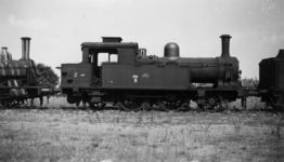 162485 Afbeelding van de buiten dienst gestelde stoomlocomotief nr. 7111 (serie 7100, nrs. 7111-7125) van de N.S. te ...