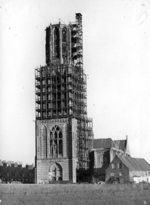6162 Gezicht op de Cuneratoren te Rhenen, tijdens herstel van oorlogsschade.