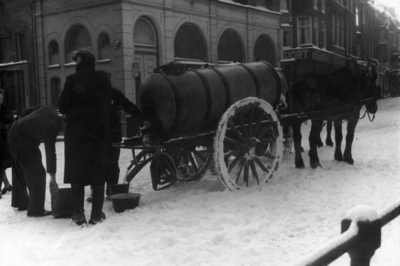 83660 Afbeelding van een wagen van de watervoorziening op de Maartensbrug over de Oudegracht te Utrecht.