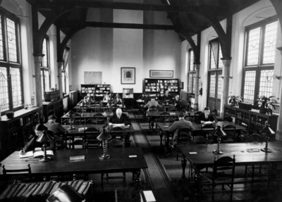 24978 Interieur van de Openbare Leeszaal en Bibliotheek (Voetiusstraat 2) te Utrecht: studiezaal.