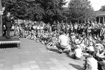 89808 Afbeelding van burgemeester mr. H. A. C. Middelweerd tijdens zijn toespraak bij de (her)opening van de ...