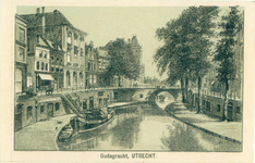 38545 Gezicht op de Oudegracht te Utrecht vanaf de Bakkerbrug naar het noorden met links het huis Fresenburg (nr. 113) ...