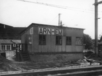 156507 Gezicht op het seinhuis (post III) aan de oostzijde van het N.S.-station Arnhem te Arnhem.