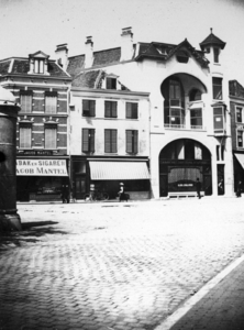 72568 Gezicht op de voorgevels van de winkelwoonhuizen Voorstraat 2 (links)-6 te Utrecht.