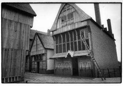 72602 Gezicht op een nagebouwd huis in het dorpje Gravendam in het Archeologisch Themapark Archeon te Alphen aan den ...