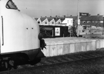 155811 Gezicht op het perron van het nieuwe N.S.-station Bunnik te Bunnik met links de kop van een electrisch treinstel ...