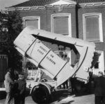 90249 Afbeelding van de demonstratie van de nieuwe vuilnisauto van de dienst gemeentewerken van de gemeente Vleuten-De ...