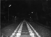 156442 Afbeelding van het leggen van spoor met betonnen dwarsliggers te Klarenbeek, door N.V. Het Spoorwegbouwbedrijf.