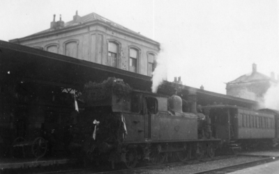 161384 Afbeelding van de (versierde) stoomlocomotief nr. 5504 (serie 5500) van de N.S. met de eerste trein na de oorlog ...