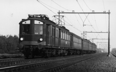 161045 Afbeelding van een electrische trein bestaande uit rijtuigen mat. 1924 ( Blokkendozen ) van de N.S. nabij Soestduinen.