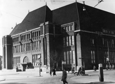 76659 Gezicht op de voor- en zijgevel van het Hoofdpostkantoor (Neude) te Utrecht, vanuit het noordoosten. Op de ...