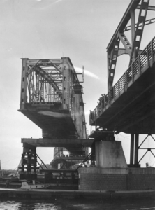 157350 Gezicht op het inpassen van een brugdeel uit de spoorbrug over het Hollands Diep bij Moerdijk in de naastgelegen ...
