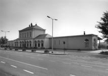 150392 Gezicht op het N.S.-station Harlingen te Harlingen.