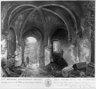 30921 Gezicht in het bastion Manenburg te Utrecht met de gang naar de binnenplaats en rechts de gang naar de als keuken ...