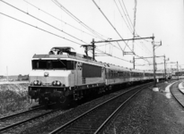155441 Afbeelding van de electrische locomotief nr. 1619 (serie 1600) van de N.S. met ICR-rijtuigen en een rijtuig plan ...