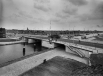 84037 Gezicht op de Balijebrug over het Merwedekanaal te Utrecht, uit het noordwesten.