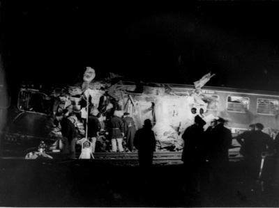 157626 Gezicht op de nachtelijke opruimingswerkzaamheden na de treinramp te Harmelen.