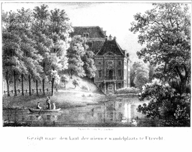 36903 Gezicht over de stadsbuitengracht te Utrecht op het Lucasbolwerk met de directeurswoning van het Suikerhuis, uit ...