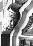 155120 Afbeelding van een console met een gebeeldhouwde kop van een douane-beambte boven een deur van het N.S.-station ...