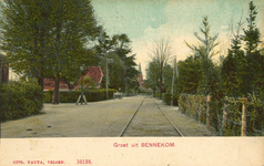 162848 Gezicht in de Dorpstraat te Bennekom, met de door de Staatsspoorwegen geëxploiteerde tramlijn van Ede naar Wageningen.