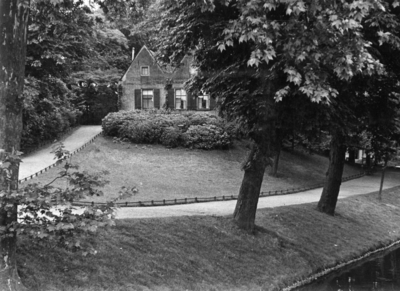 84292 Gezicht op de zijgevel van het dubbele woonhuis Manenburg 1 te Utrecht.