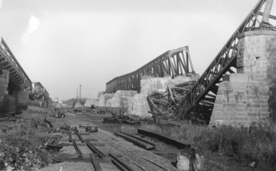 158593 Gezicht op de tijdens de oorlog vernielde spoorbrug over de Waal bij Zaltbommel. Links een deel van de verkeersbrug.