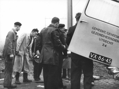 157530 Afbeelding van het afvoeren van een slachtoffer van de treinramp te Harmelen.