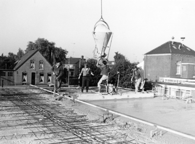 91326 Gezicht op de werkzaamheden ten behoeve van de uitbreiding van het gemeentehuis (Dorpsstraat 9) te Vleuten ...