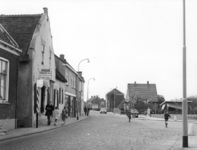 88256 Gezicht in de Dorpsstraat te Vleuten (gemeente Vleuten-De Meern) vanuit het zuidoosten; rechts de ...