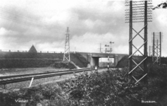 161884 Gezicht op het viaduct in de Naarderweg te Bussum over de spoorlijn tussen Bussum en Hilversum.