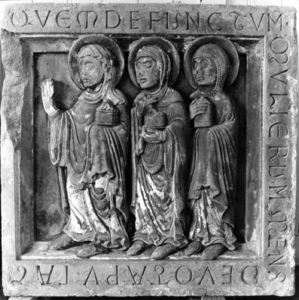 82253 Afbeelding van een uit de Pieterskerk (Pieterskerkhof) te Utrecht afkomstig reliëf, voorstellende de drie vrouwen ...